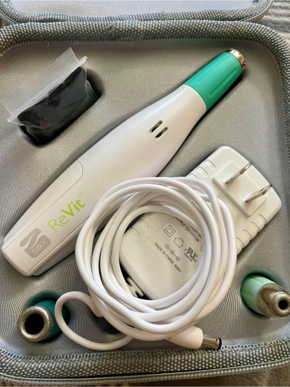 Silk'n ReVit Handheld Skin Device in White & Mint